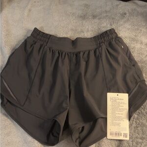 Lululemon Hotty Hot LR shorts 4" Lined